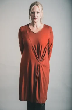 ELSEWHERE LONG SLEEVE SHIFT JERSEY DRESS SPICEY