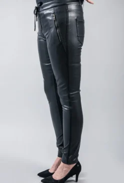 RED BUTTON PU TESSY JOGGER BLACK
