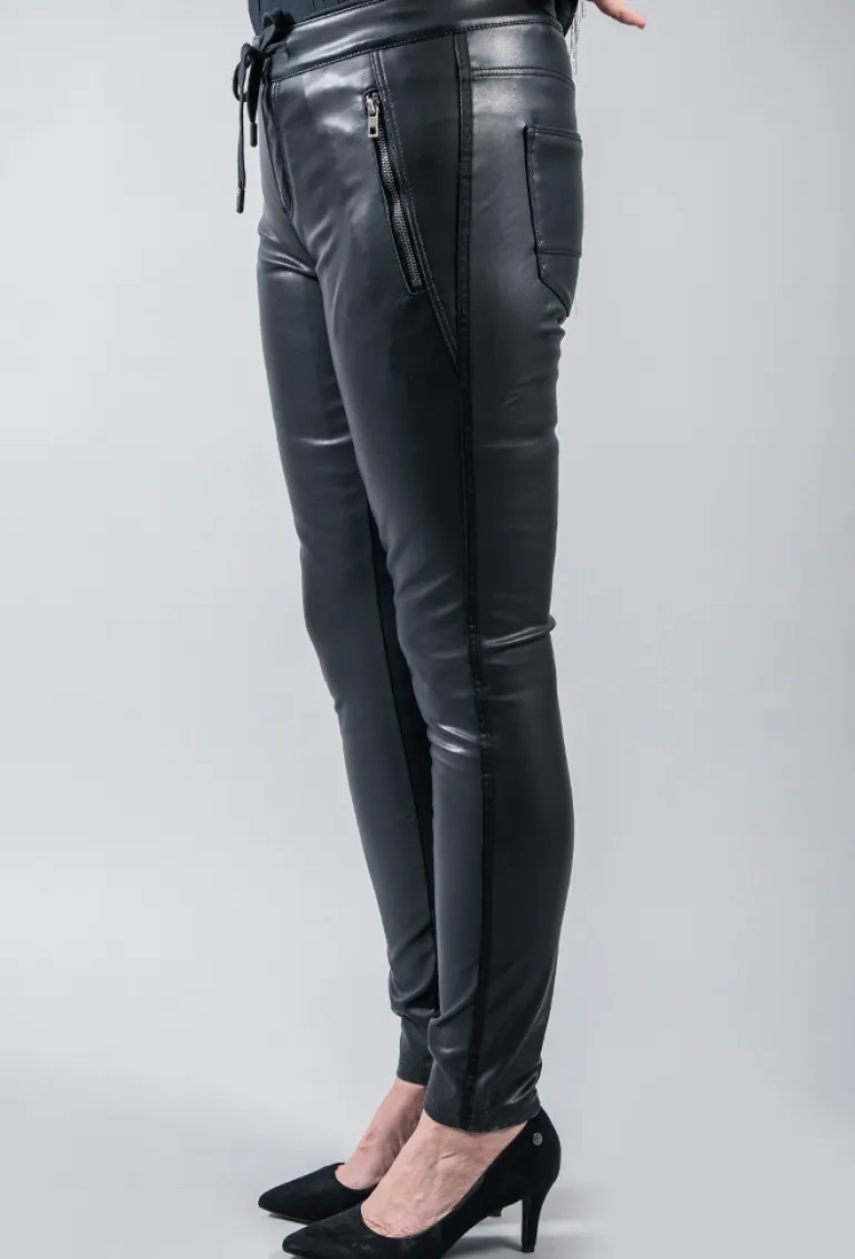 RED BUTTON PU TESSY JOGGER BLACK